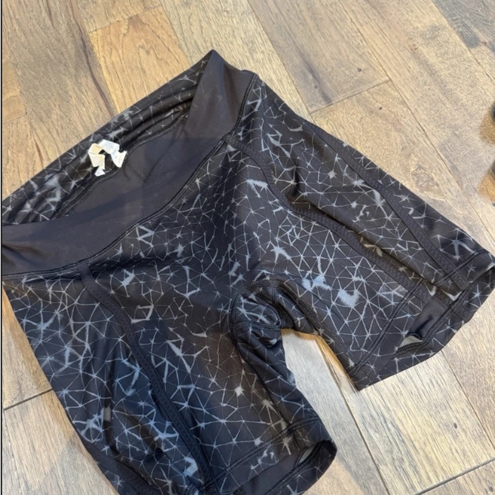 Lululemon Peddle Pace 6.5” Cycling Shorts Star Crushed SZ 10 in Coal Black